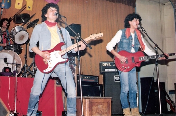 1984-03-18 İstanbul Tepebaşı Konseri Davulda Kamil Özaydın Bas Gitarda Ümit Altın Vokal Gitar Serdar Çokuslu